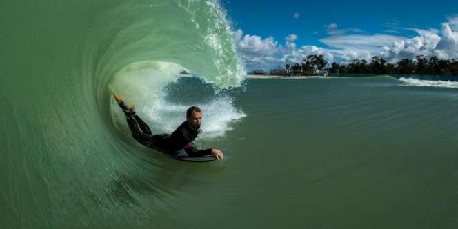 Sensasi Berselancar di Kolam Ombak? Yuk Cobain Wisata Surf Lakes!