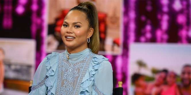 Telanjang Cuma Pakai Handuk Kimono, Chrissy Teigen Pamer Baby Bumb yang Udah Gede!