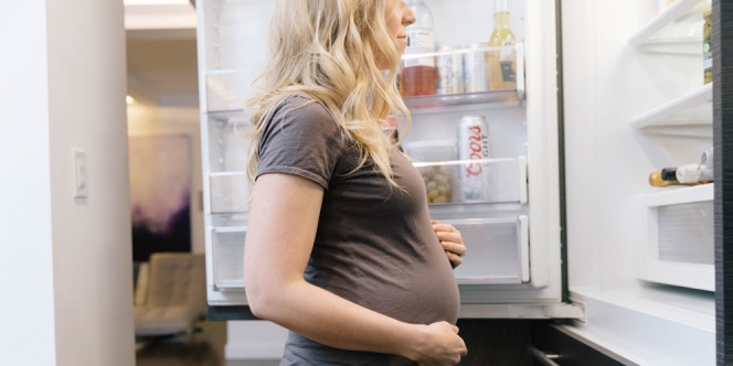 Konsumsi Makanan Pedas saat Hamil Bisa Bikin Bayi Lahir Botak, Mitos atau Fakta ya?