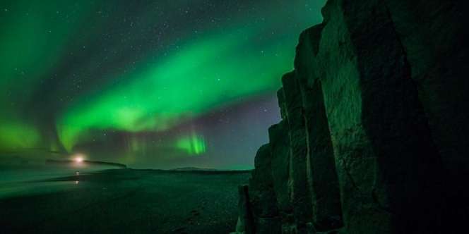 Indahnya Pantai Reynisfjara di Islandia yang Berpasir Hitam dan Jadi Lokasi Pengamatan Aurora