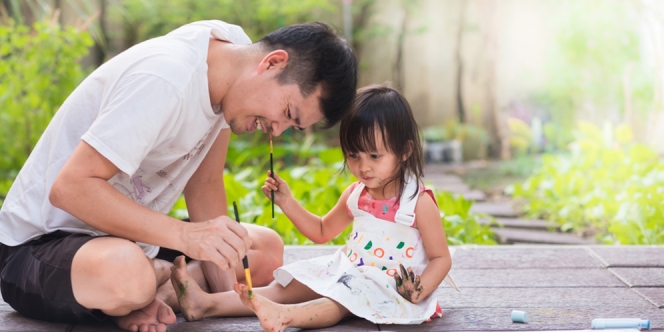Gak Cuma Ibu, Ayah Juga Punya Peran Penting dalam Masa Kecil Anak