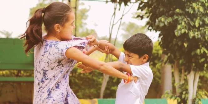 5 Tips Mengatasi Pertengkaran Adik dan Kakak yang Sering Bikin Ibu Jadi Pusing