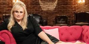 Terlihat Lebih Kurus dan Potong Poni, Penampilan Baru Rebel Wilson Ini Cantik Banget!