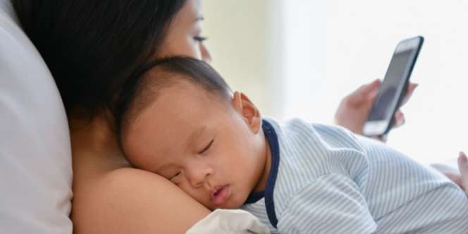 Orang Tua yang Kecanduan Handphone Ternyata Bisa Menumbuhkan Perilaku Buruk pada Anak