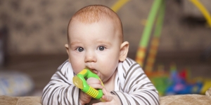 Ini loh Mom Bahaya Saat Bayi Gigit-Gigit Mainan Plastik