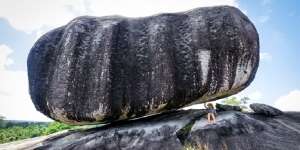 Balancing Rock Belitung, Batu Besar yang Tetap Seimbang Meski Terletak di Ujung Tebing Bukit Bintan