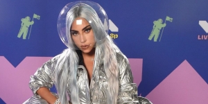 8 Potret Lady Gaga Kenakan Masker dan Face Shield Unik di Acara MTV Video Music Awards