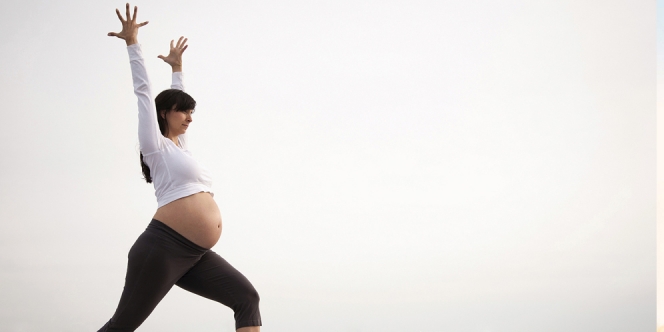 Mengangkat Lengan di Atas Kepala saat Hamil Bisa Bikin Bayi Tercekik, Mitos atau Fakta?