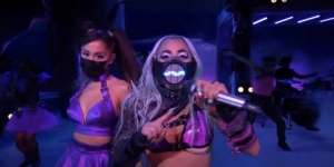 Edisi Covid-19, Lady Gaga dan Ariana Grande Tetap Pakai Masker Saat Perform! Gimana Nyanyinya Ya?