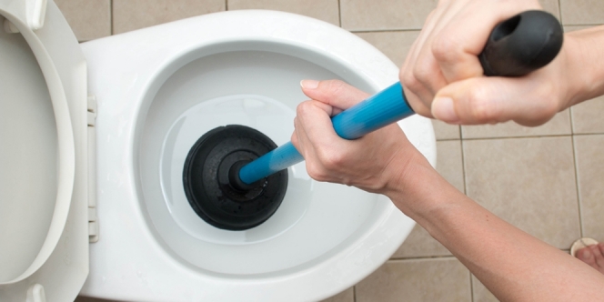 Cara Mengatasi WC Mampet Tanpa Bongkar, Dijamin Ampuh dan Langsung Lancar