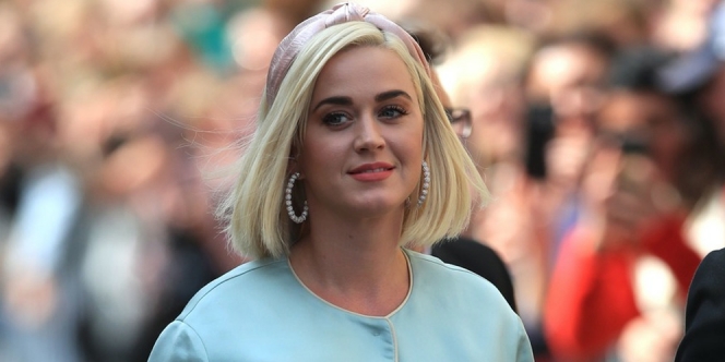 Tak Bisa Hadiri VMA, Katy Perry Pamer Outfit Pakai Pumping Bra Pasca Melahirkan