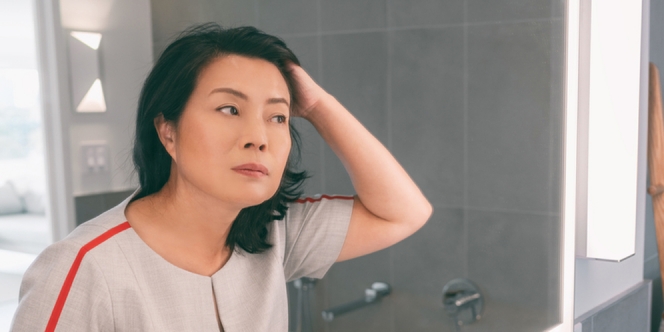 11 Penyebab Rambut Rontok Berlebihan pada Wanita, Hati-Hati Berujung Kebotakan