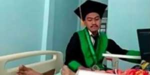 Potret Mengharukan, Mahasiswa Ini Wisuda Online sambil Jaga Ayahnya yang Sakit