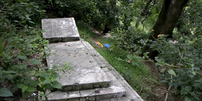 Ziarah Kuburan di Tengah Hutan, Cewek Ini Alami Beberapa Kejanggalan yang Bikin Merinding