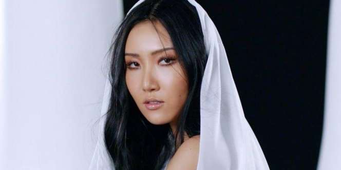 Ramai Isu Body Shamming Revina VT, Idol K-Pop Hwasa Justru Ajak Kamu Buat Cintai Diri Sendiri loh!