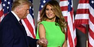 Tampil dengan Gaun Hijau, Dress Melania Trump Malah Jadi Green Screen Para Netizen! 