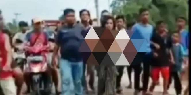 Wanita Asal Sumbar Diarak Tanpa Busana Viral di Media Luar!