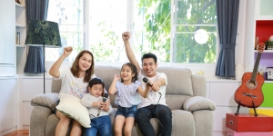 Hangout Karaokean Mulu Bikin Kantong Kering, Buat Saja Ruang Bernyanyi Keluarga di Rumah!