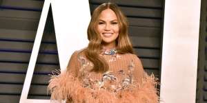 Atasi Sakit Kepala saat Hamil, Chrissy Teigen Pilih Lakukan Suntik Botox!