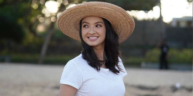 Tak Ragu Punguti Sampah di Pantai, Raline Shah Disebut Bidadari Tak Bersayap 