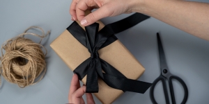 Cara Membungkus Kado Kotak Secara Sederhana dan Simple untuk Hadiah Sahabat