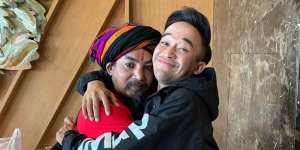 Suka Memeluk Orang, Ini 10 Potret Kedekatan Master Limbad dengan Para Artis