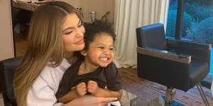 Bak Orang Dewasa, Stormi Anak Kylie Jenner Benerin Rambut dan Puji Diri Sendiri Ini Bikin Gemes!