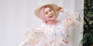 Tampil Kalem nan Adem, Ini Potret Cantik Lesty Kejora dengan Baju dan Bunga Serba Pink!