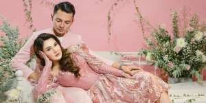 Romantis Pakai Tema Serba Pink, Foto Pre-Wedding Nella Kharisma dan Dory Harsa Ini Manis Banget!