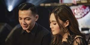 Tampil Mesra nan Elegan, Berikut 6 Foto Prewed Nella Kharisma dan Dory Harsa Bertema Serba Hitam