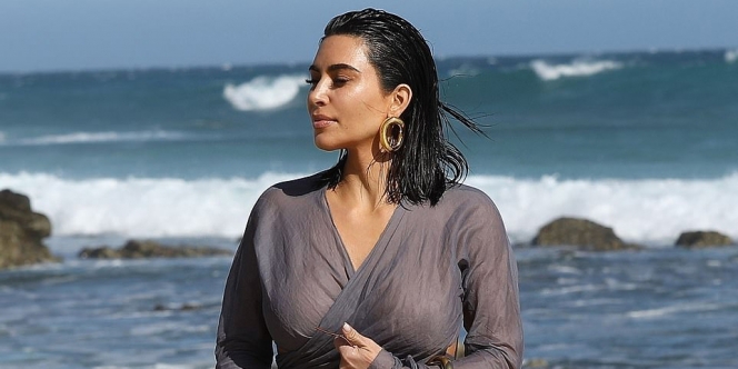 Pasca Umumkan Serial Keluarganya Berhenti, Kim Kardashian Pergi ke Malibu dan Pamerkan Lekuk Tubuh