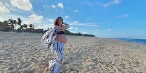 Hamil 30 Minggu, Sheila Marcia Pamer Baby Bump Besar dengan Maternity Shot di Pantai