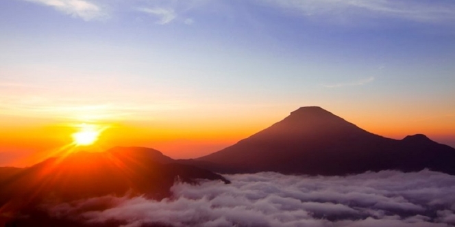 Wisata Gunung Paling Menarik di Indonesia, dari Rute Tersulit Hingga Spot Sunrise Terbaik