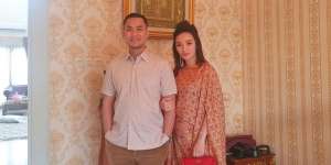 Tak Sungkan Pamer Kemesraan, Zaskia Gotik Nekat Minta Cium Suami di Depan Umum!