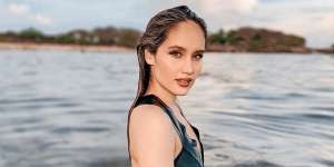 10 Potret Cinta Laura Kenakan Baju Renang dan Bikini, Body Goalsnya Bikin Terpesona