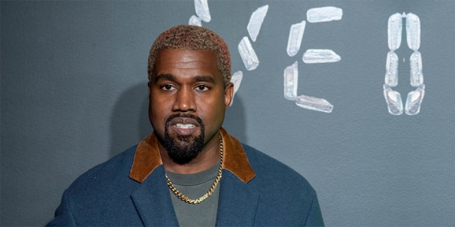 Viral Video Kanye West Kencingi Piala Grammy di Toilet, Kenapa Nih?