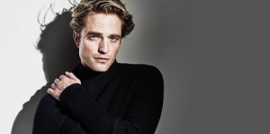 Dikabarkan Positif Covid-19, Robert Pattinson Terlihat Cium Pacarnya Suki Waterhouse