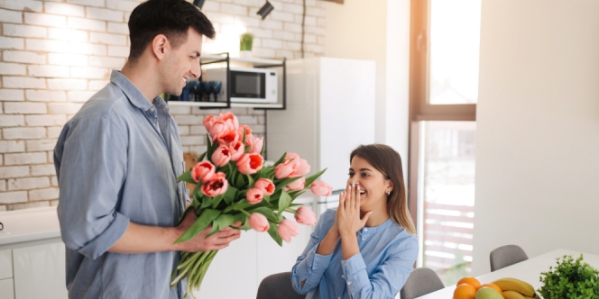 Cewek Tuh Suka Banget Terima Bunga dari Pasangan, Kenapa Bisa Gitu ya?