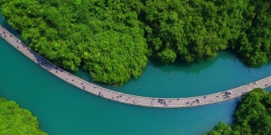 Uniknya Jembatan Hubei yang Tawarkan Sensasi Jalan di Atas Sungai! 