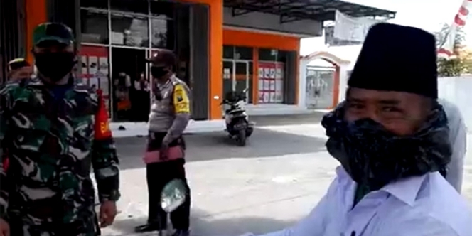 Kelabuhi Petugas Operasi Yustisi, Bapak-Bapak Ini Gunakan Masker dari kantong Kresek