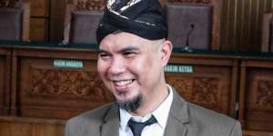 Pamer Foto Sewaktu SD, Penampilan Ahmad Dhani Ini Jadi Sorotan!