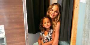 Sweet Banget, Chrissy Teigen Bagikan Cerita yang Selalu Dimandiin Sang Anak