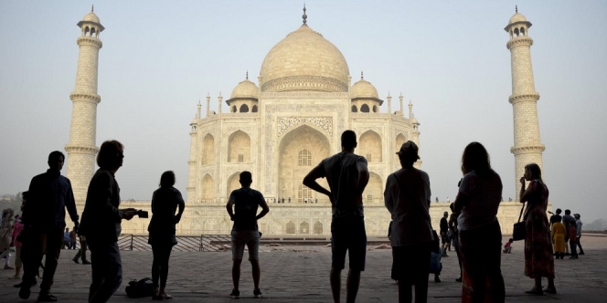 Taj Mahal India Buka Pintu Bagi Turis, Meski Kasus COVID-19 di India Meningkat Pesat