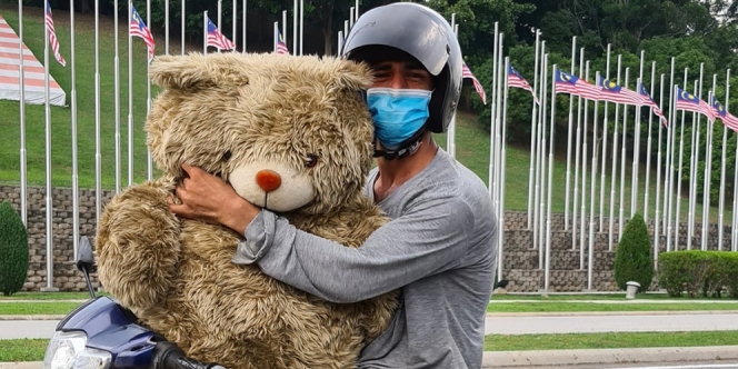 Demi Anak Bahagia, Ayah Ini Rela Pungut Boneka Beruang dari Tempat Sampah