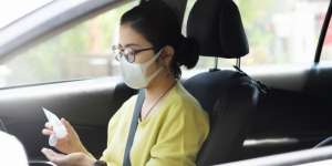 Sebenarnya Perlu Nggak Sih Pakai Masker saat Mengendarai Mobil? Ini Faktanya