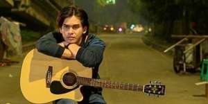 Berperan Dalam Sinetron Samudra Cinta, Ini 7 Foto Ganteng Rangga Azof Saat Main Gitar