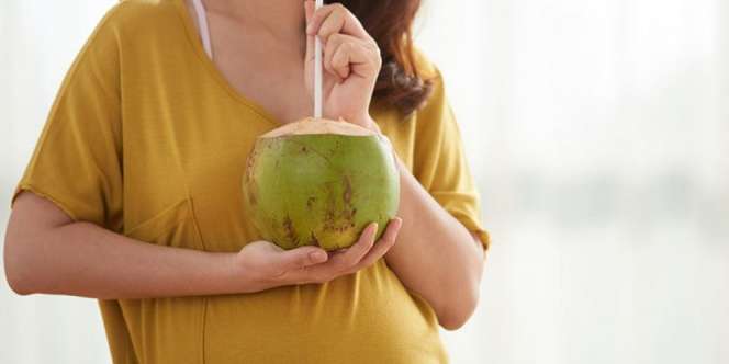 Minum Air Kelapa saat Hamil Bisa Bikin Kulit Bayi Cerah dan Bersih, Mitos atau Fakta ya?