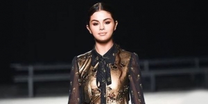 Pamer Foto Pakai Baju Renang, Selena Gomez PD Tunjukkan Bekas Operasi Transplantasi Ginjalnya