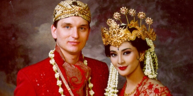 Anniversary Ke-19, Maudy Koesnaedi Bagikan Momen Pernikahannya yang Digelar Secara Tradisional