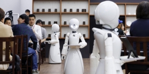 Semua Pramusaji di Cafe Jepang Ini Adalah Robot yang Ternyata Dikendalikan Oleh Orang-Orang Lumpuh